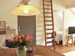 ベルゲンにあるCozy Cottage in Bergen with Terraceの花瓶とはしご付きの部屋