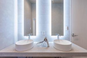 een badkamer met 2 witte wastafels en 2 spiegels bij L&R RUSUTSU - Vacation STAY 67508v in Kimobetsu