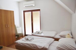 Ένα ή περισσότερα κρεβάτια σε δωμάτιο στο Penzion Carlos