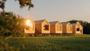 eine Reihe modularer Häuser auf einem Feld in der Unterkunft Sunset Bungalow in Orissaare