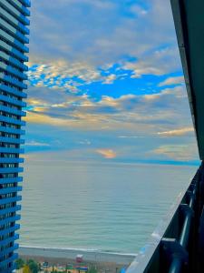 vistas al océano desde el balcón de un edificio en Luxsor Rooms In Orbi City, en Batumi