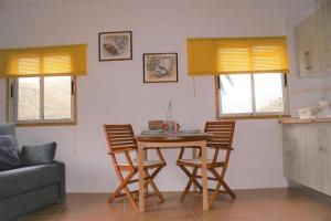 a kitchen with a table and chairs in a room at Vivienda Vacacional Cuenca de Liria in Hermigua