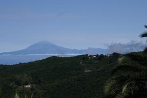 a view of a mountain with a body of water at Vivienda Vacacional Cuenca de Liria in Hermigua