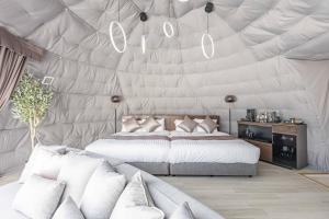 een slaapkamer met een bed in een tent bij L&R RUSUTSU - Vacation STAY 67508v in Kimobetsu