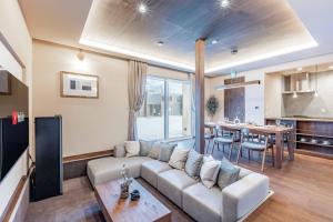 een woonkamer met een bank en een tafel bij L&R RUSUTSU - Vacation STAY 67508v in Kimobetsu