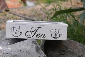 a tea box sitting on top of a rock at Vivienda Vacacional Cuenca de Liria in Hermigua