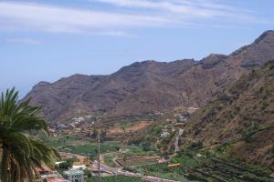 a mountain view of a town on a hill at Vivienda Vacacional Cuenca de Liria in Hermigua