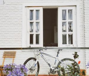 ein Fahrrad, das vor einem Fenster geparkt ist in der Unterkunft Scent Bungalow - Village in Da Lat