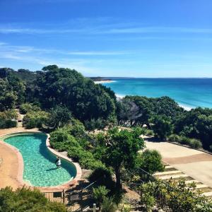 Widok na basen w obiekcie Stradbroke Island Beach Hotel lub jego pobliżu