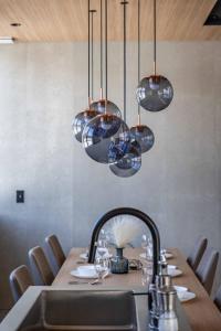 uma sala de jantar com uma mesa com cadeiras e luzes em L&R RUSUTSU - Vacation STAY 05027v em Kimobetsu