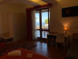 una habitación de hotel con vistas al océano en Villa Zufrò en Vibo Valentia