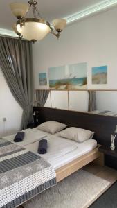 1 dormitorio con 2 camas y techo en Toscan Panzió en Gyál