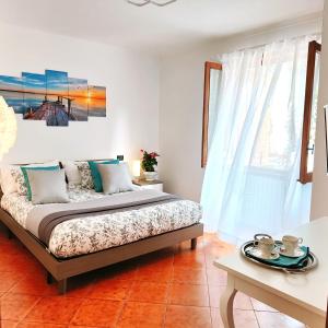 1 dormitorio con cama, mesa y ventana en Camera Relax confortevole e riservata in villa, en Massa Lubrense