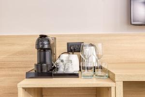 Příslušenství pro přípravu čaje a kávy v ubytování JL Hotel
