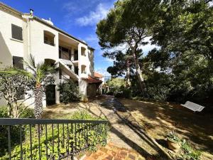 O grădină în afara LA BAIE Studio cabine climatisé, vue mer, pour 4 personnes avec piscine sur la presqu'île de Giens à Hyères