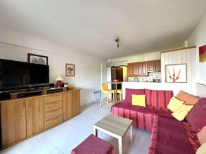 O bucătărie sau chicinetă la LA BAIE Studio cabine climatisé, vue mer, pour 4 personnes avec piscine sur la presqu'île de Giens à Hyères +17 fotografii