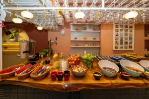 um balcão de cozinha com tigelas de comida em Raymond Blue Hotel em Istambul