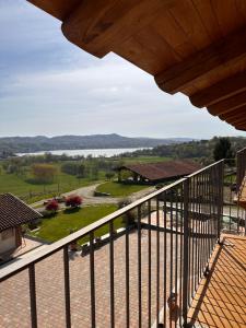 einen Blick vom Balkon eines Hauses mit einem Hund in der Unterkunft Cascina Coste in Roppolo