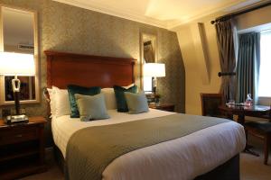 Giường trong phòng chung tại International Hotel Killarney