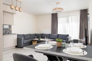 sala de estar con mesa y sofá en Beautiful & Spacious 1 Bedroom Apartament with Balcony by Renters en Cracovia