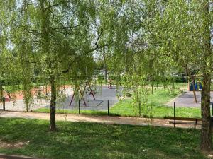 um parque com parque infantil com árvores e relva em STUDIO APP STELLA Dnevni najam stana Jarun Zagreb SELF-CHECK-IN em Zagreb