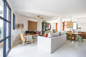 uma sala de estar com um sofá e uma mesa em Biarritz Surf Lodge Chambre d'hôtes em Biarritz