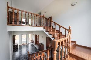 una escalera en una casa con barandillas de madera en GuestReady - Quinta do Sol en Mealhada