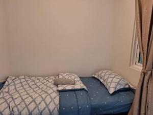 uma cama com duas almofadas num quarto em Affordable Residence Plaza @ KJ em Petaling Jaya