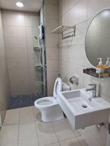 uma casa de banho com um WC, um lavatório e um espelho. em Affordable Residence Plaza @ KJ em Petaling Jaya