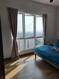 um quarto com uma cama e uma grande janela em Affordable Residence Plaza @ KJ em Petaling Jaya