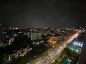 uma cidade à noite com trânsito numa auto-estrada em Affordable Residence Plaza @ KJ em Petaling Jaya