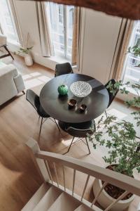einen schwarzen Tisch und Stühle im Wohnzimmer in der Unterkunft The Guest Apartments - Lange Putstraat in ’s-Hertogenbosch
