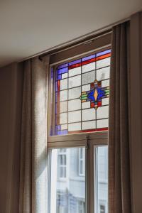 una finestra con vetrata colorata di The Guest Apartments - Lange Putstraat a Den Bosch