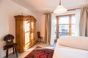 - une chambre avec un lit et une grande fenêtre dans l'établissement Ferienwohnung Suite-Mathilda, à Reit im Winkl