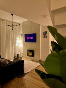 uma sala de estar com um sofá e uma lareira em Domus Traiano - Luxury Port Apartment em Civitavecchia