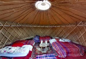 una camera con un letto in una yurta di Sweet Hill Eco Fort a Exeter