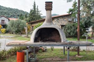 un forno per pizza di fronte a una casa di Country House Spitaki Γραφείο a Velika