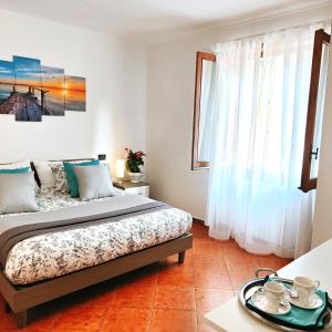 Un dormitorio con una cama y una mesa con tazas. en Camera Relax confortevole e riservata in villa, en Massa Lubrense