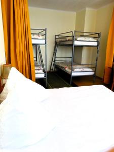 Łóżko lub łóżka w pokoju w obiekcie Hostel Omega