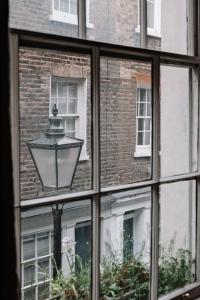 um reflexo de uma luz de rua numa janela em Sapphire Sanctuary em Londres