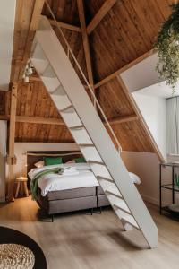 En eller flere senge i et værelse på The Guest Apartments