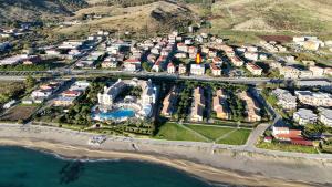 uma vista aérea de um resort junto à praia em RED'S apartments em Torre Melissa