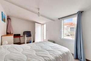 Un dormitorio con una cama grande y una ventana en Découverte des Sables d'Olonne en famille, en Les Sables-dʼOlonne