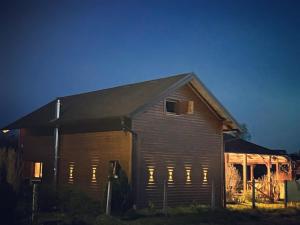 un granero con luces de noche. en DRiM Wood House, en Lasinja