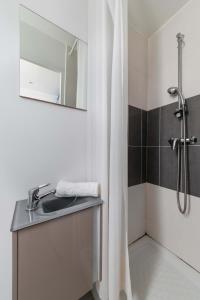 a bathroom with a sink and a shower at Studio cosy metro saint Paul - Paris 3 - 2P in Paris