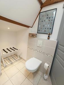 - Baño con aseo en una habitación en Le Cottage des Falaises, en Gonneville-sur-Mer
