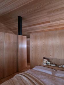 una camera con letto e soffitto in legno di Mountain Lodge Tamersc a San Vigilio Di Marebbe