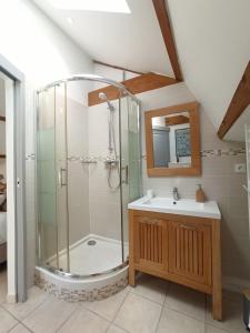 y baño con ducha y lavamanos. en Le Cottage des Falaises, en Gonneville-sur-Mer