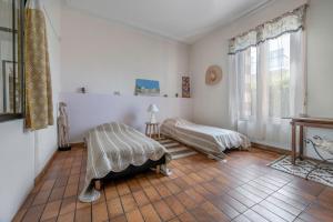ラ・ベルヌリー・アン・レッツにあるMaison pour 6 à la Bernerie à 270m de la plageのベッドが2つと窓がある白い部屋