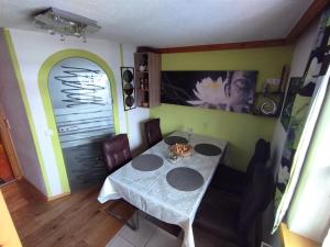 una sala da pranzo con tavolo e porta di Cosy apartment with garden in Salzburger Land a Walchen